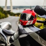 Cara Membersihkan Kaca Helm