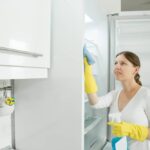 Membersihkan Kulkas dan Freezer Dengan Benar
